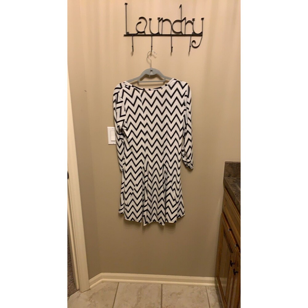 Dress - Picture 3 of 3